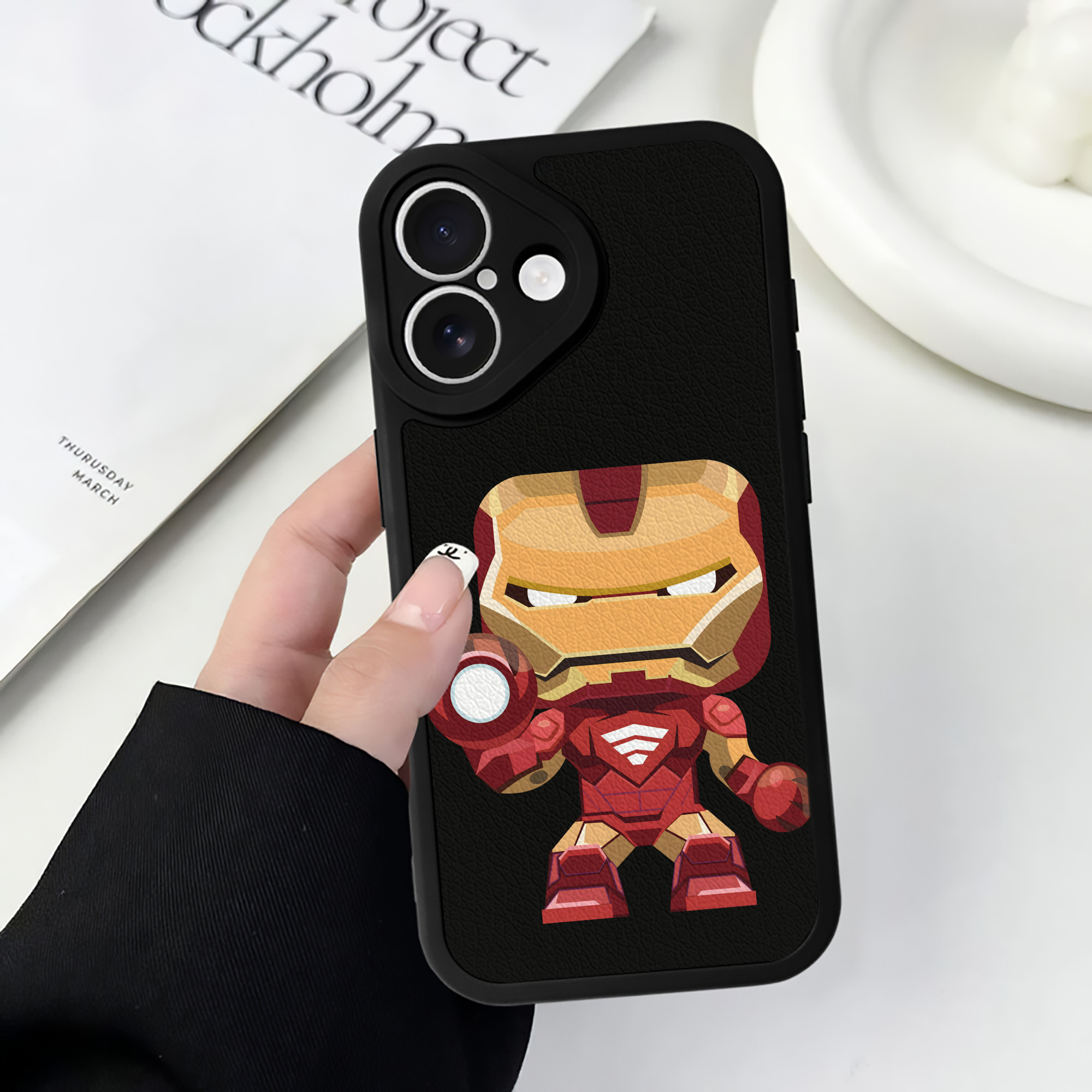 （画像用） アベンジャーズ The Avengers 【iPhone 16シリーズ対応】シリコンスマホケース（レザー調） 材質：シリコン